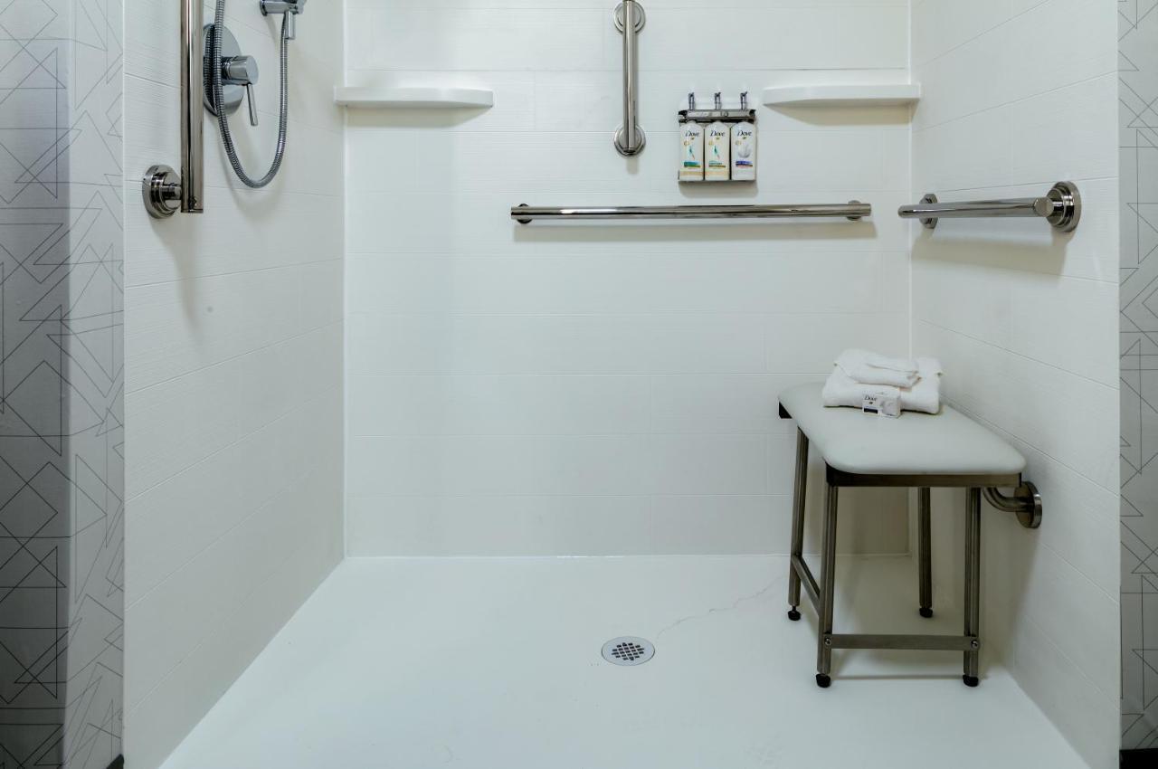Standard King Room Mobility Accessible Roll Shower,1709997775:JPEG